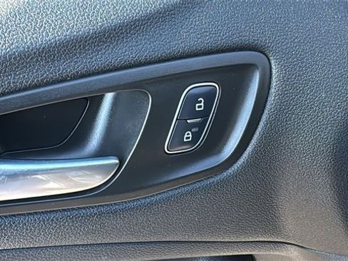 Certified 2018 Ford Escape SE w/ SE Sync 3 Package image 9