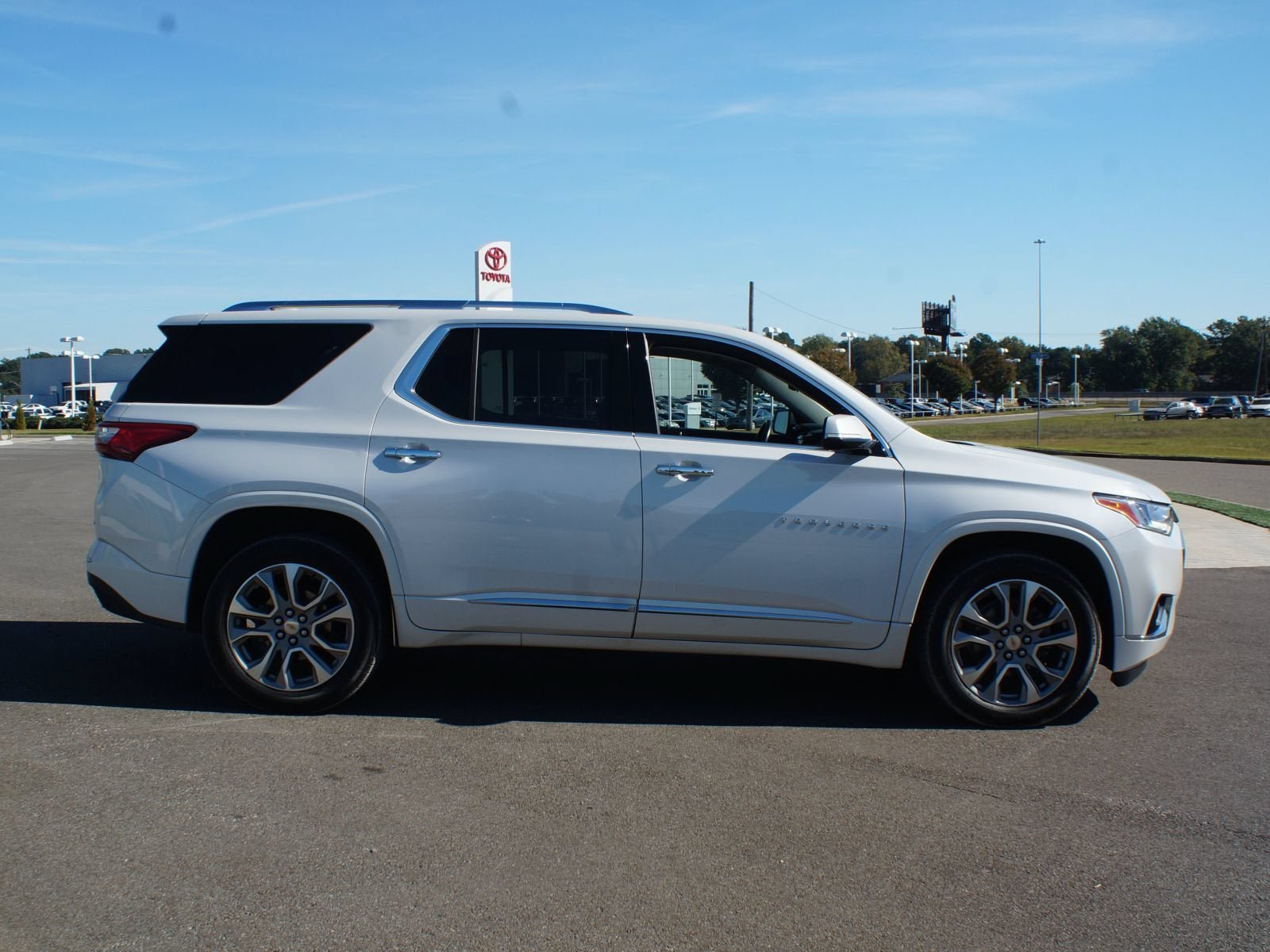 Used 2020 Chevrolet Traverse Premier FWD image 23