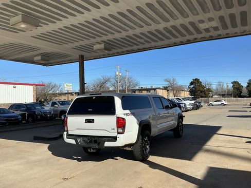 Used 2016 Toyota Tacoma TRD Off-Road image 5