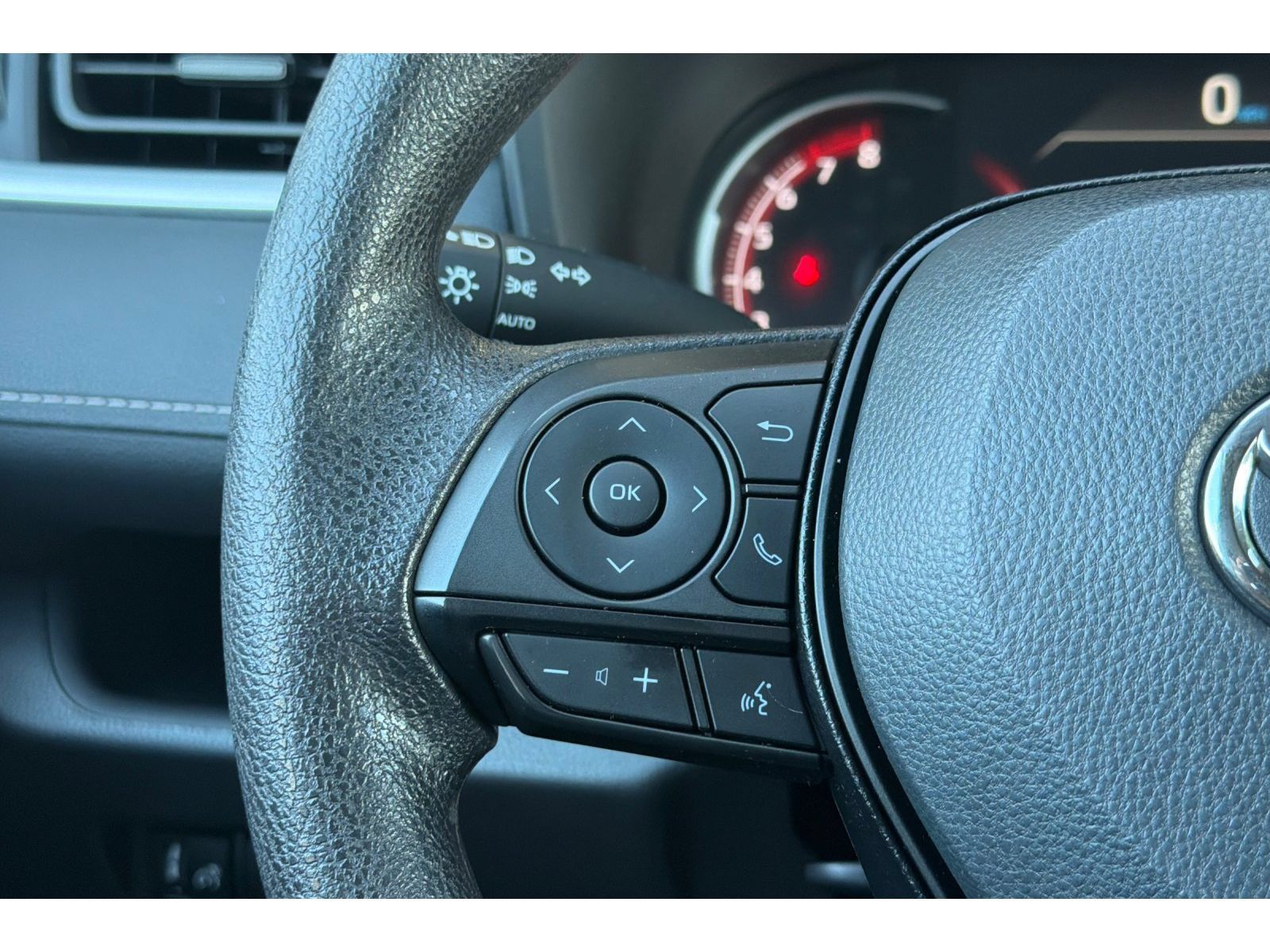 Used 2025 Toyota RAV4 XLE FWD image 27