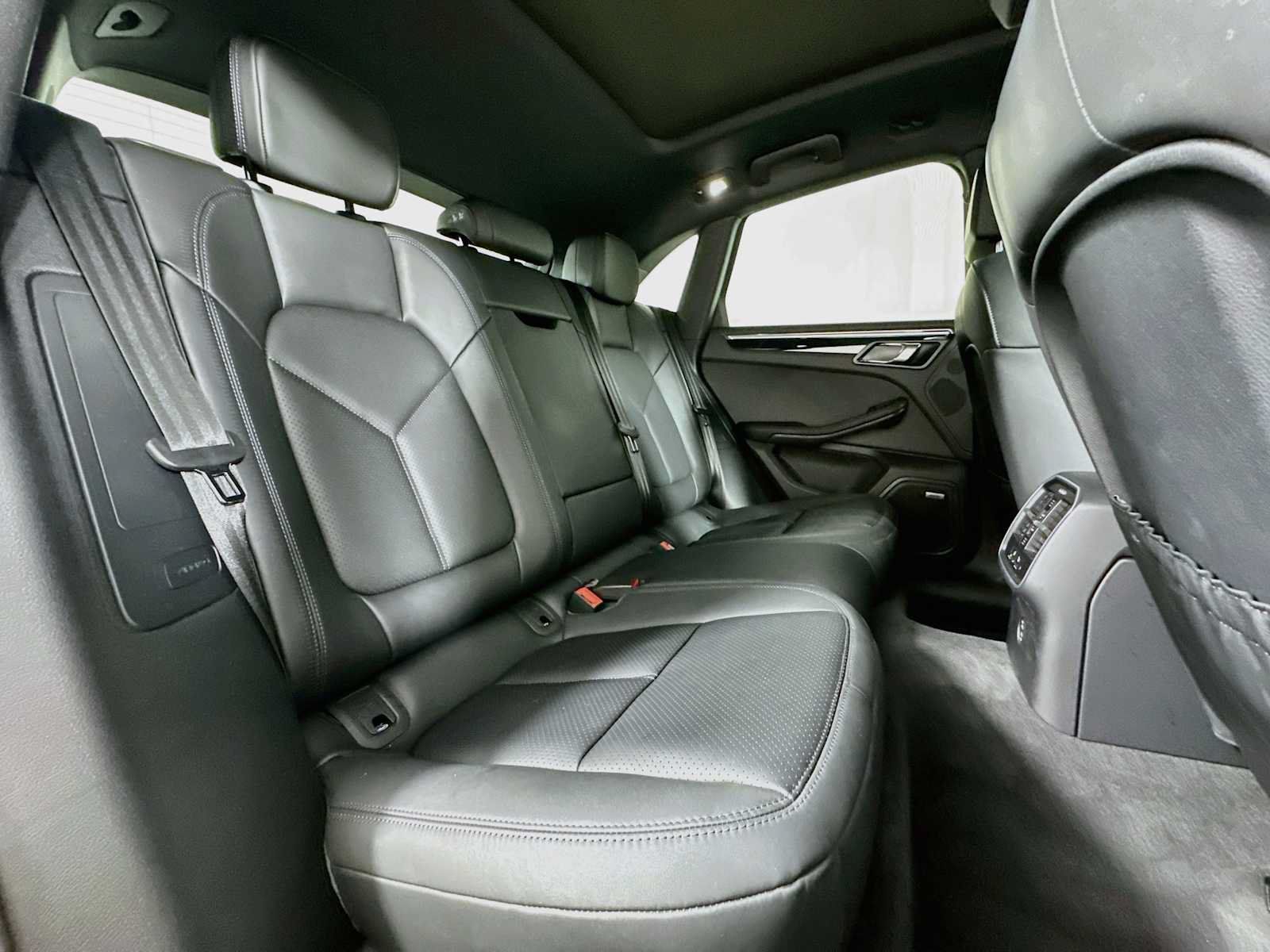Certified 2026 Porsche Macan AWD/4WD image 28
