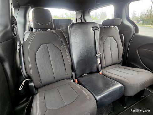 Used 2024 Chrysler Pacifica Touring FWD image 28