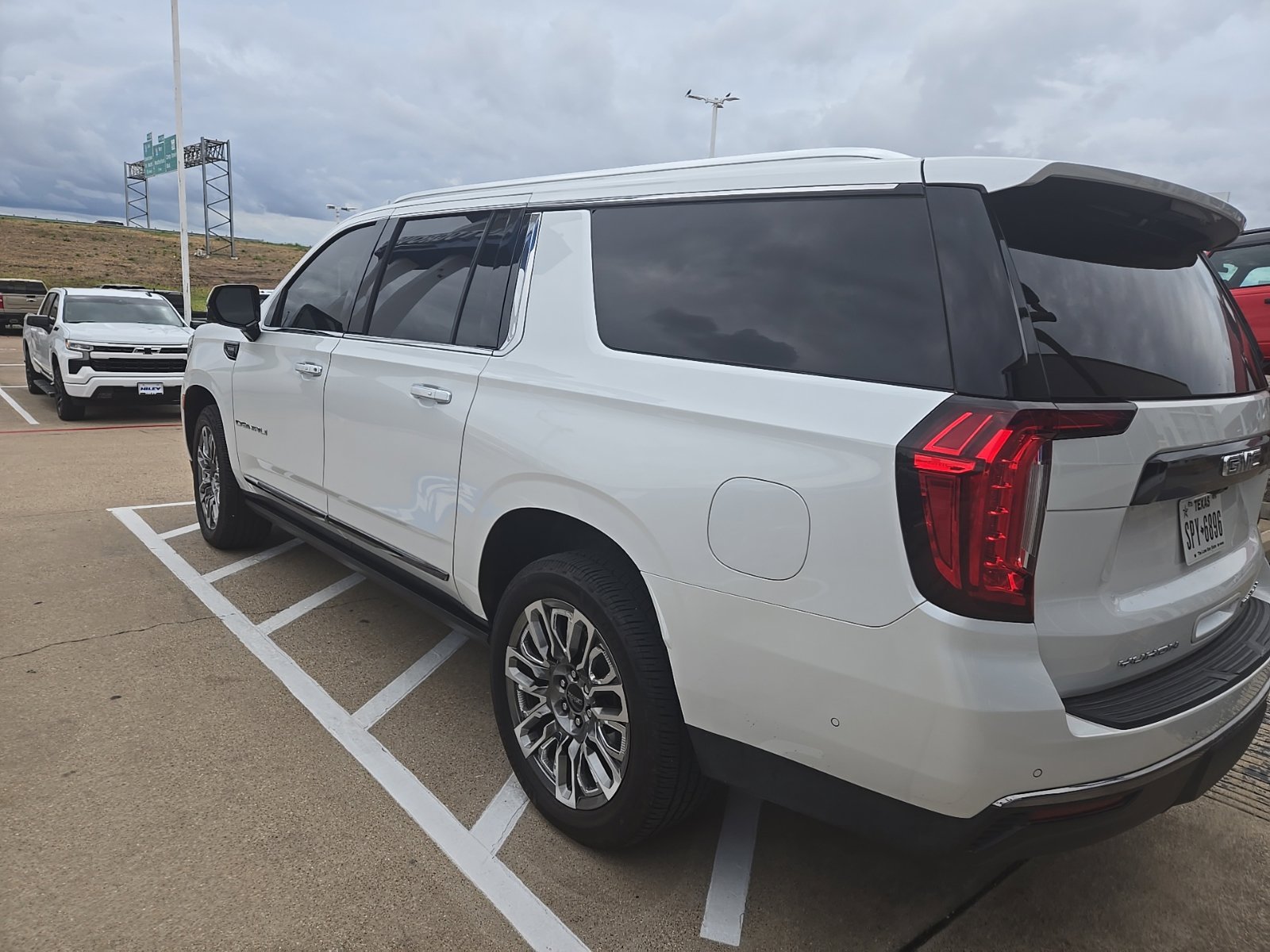 Used 2023 GMC Yukon XL Denali Ultimate w/ LPO, Floor Liner Package AWD/4WD image 13