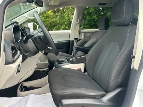Used 2021 Chrysler Pacifica Touring FWD image 17