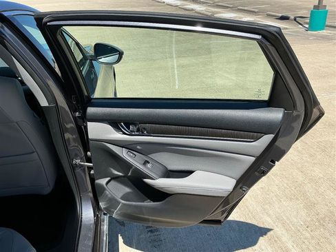Used 2018 Honda Accord Touring image 34