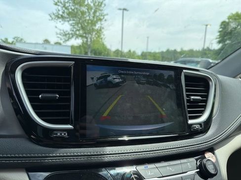 Used 2023 Chrysler Pacifica Touring-L FWD image 17