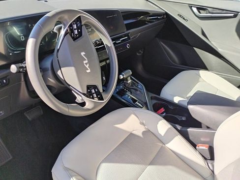 Used 2024 Kia Niro EX image 10