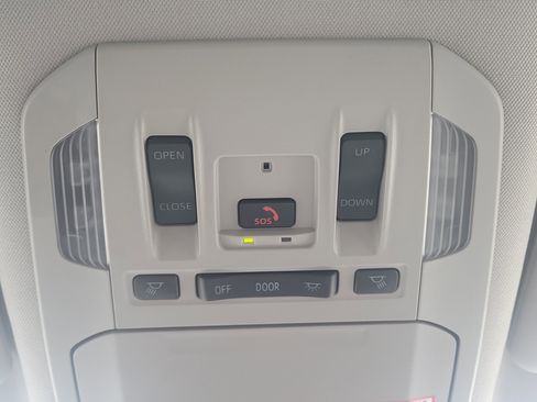Used 2024 Toyota Highlander XLE FWD image 29