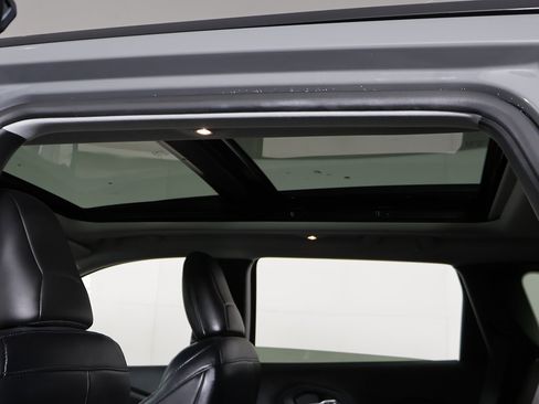 Used 2022 Jeep Cherokee Limited image 17