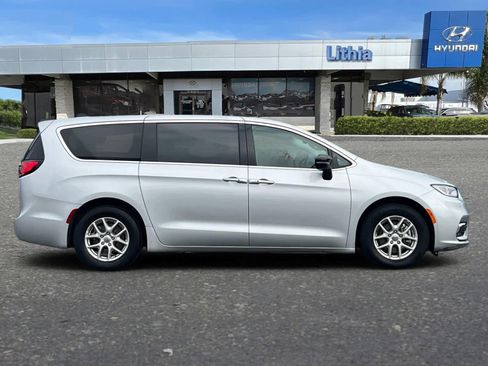 Used 2024 Chrysler Pacifica Touring-L image 8