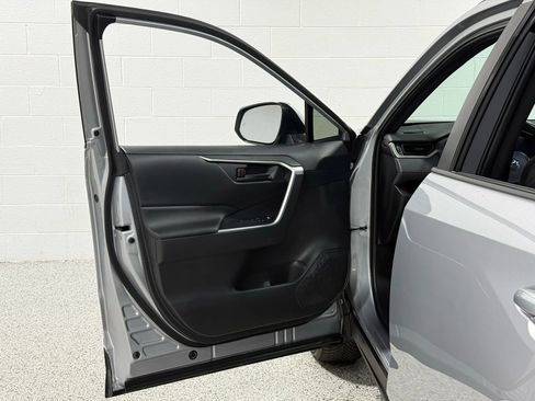 Used 2021 Toyota RAV4 SE image 11