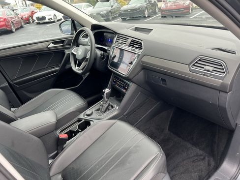 Used 2022 Volkswagen Tiguan SE w/ Panoramic Sunroof Package image 34