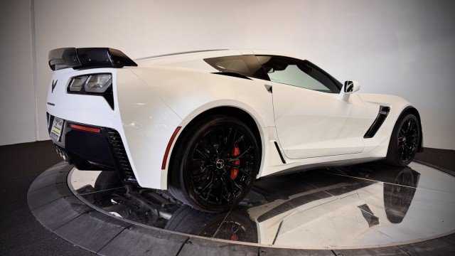 Used 2015 Chevrolet Corvette Z06 w/ 3LZ Preferred Equipment Group RWD image 28