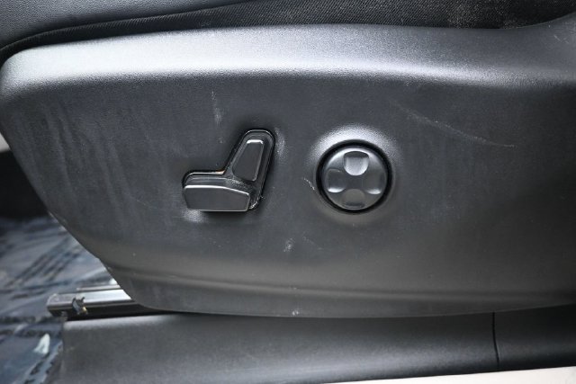 Used 2024 Chrysler Pacifica Touring-L FWD image 25