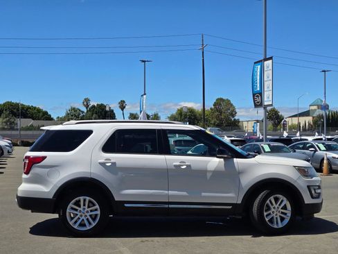 Used 2017 Ford Explorer XLT w/ Equipment Group 202A FWD image 8