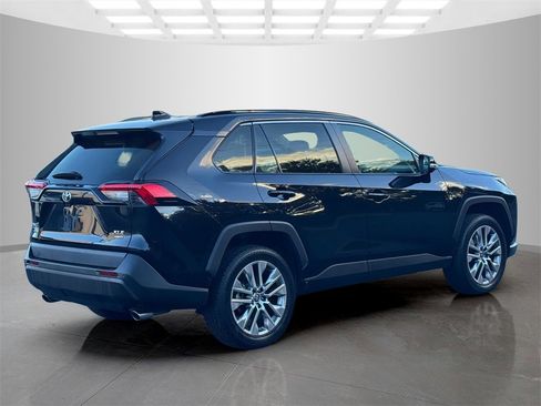 Used 2022 Toyota RAV4 XLE Premium image 8