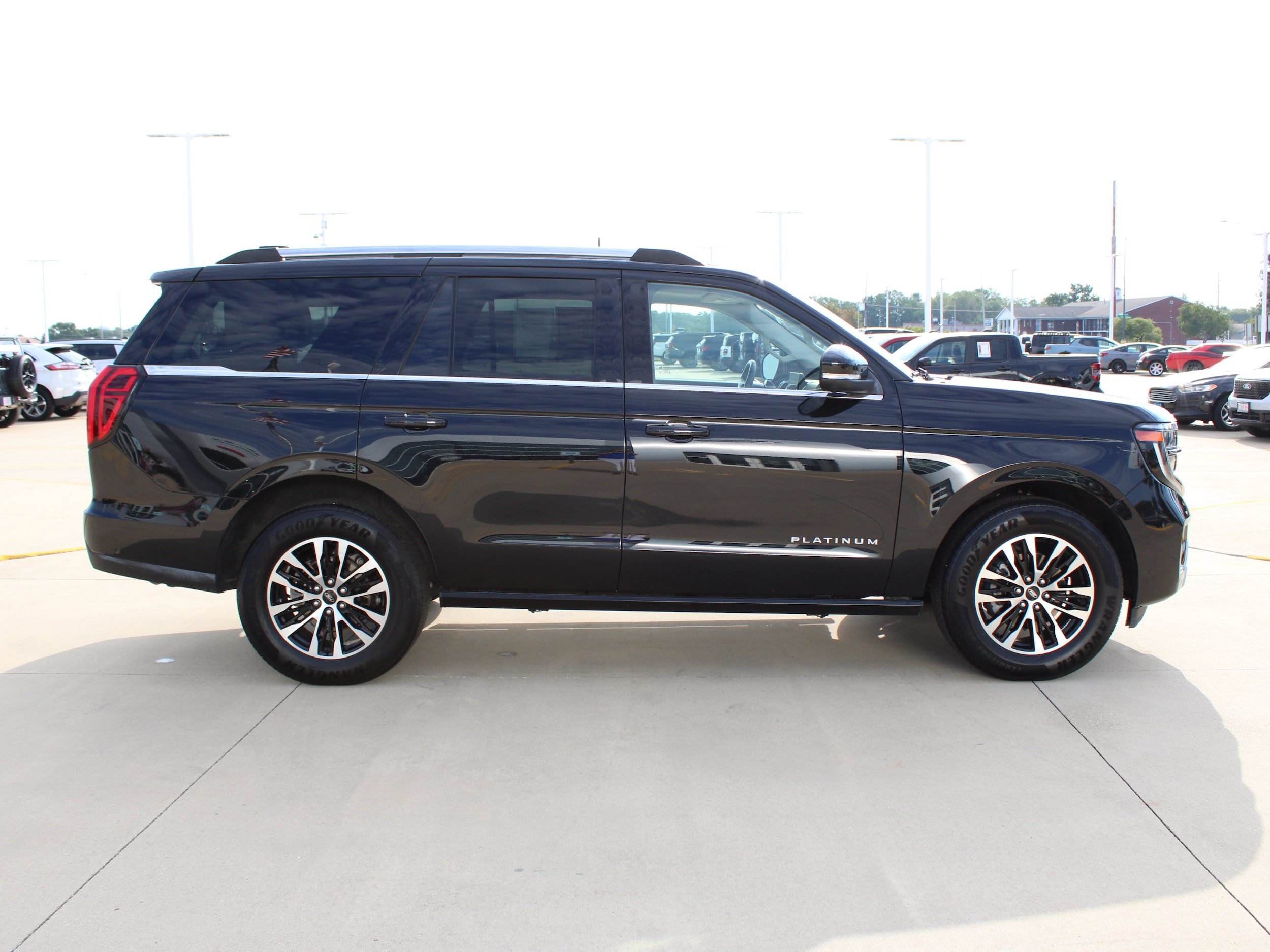 Used 2025 Ford Expedition Platinum AWD/4WD image 7