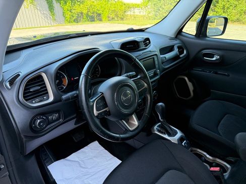 Used 2017 Jeep Renegade Latitude w/ Popular Equipment Group FWD image 13