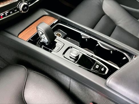 Used 2024 Volvo XC60 B5 Plus w/ Protection Package Premier image 17