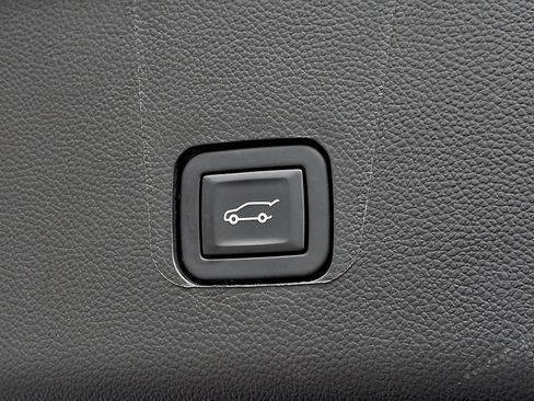 Used 2023 Chevrolet Traverse LT w/ LPO, Floor Liner Package AWD/4WD image 28