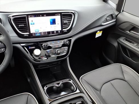 New 2026 Chrysler Pacifica Limited w/ Uconnect Theater Family Group image 16