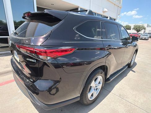 Used 2022 Toyota Highlander LE FWD image 7