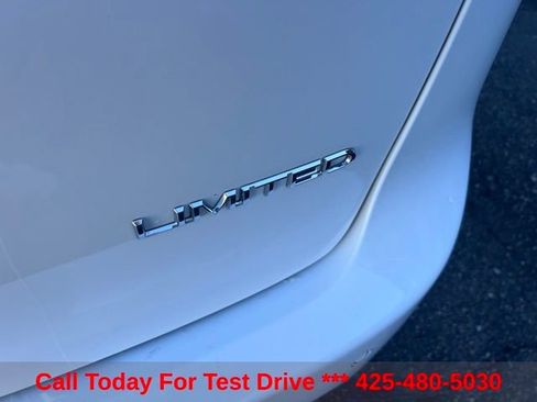 Used 2017 Chrysler Pacifica Limited w/ Tire & Wheel Group FWD image 14