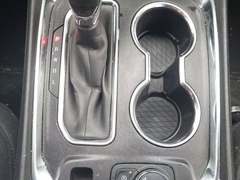 Used 2022 Chevrolet Traverse LT image 38