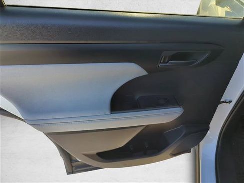 Certified 2025 Toyota Highlander LE FWD image 9