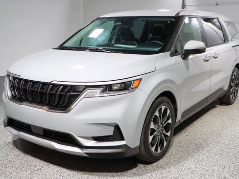 Used 2024 Kia Carnival EX image 33