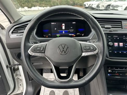 Used 2022 Volkswagen Tiguan SE image 16