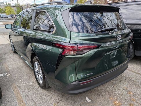 Used 2026 Toyota Sienna XLE image 4