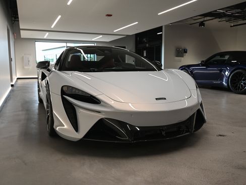 Used 2023 McLaren Artura RWD image 4