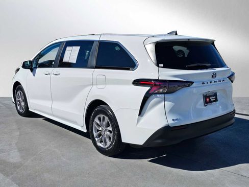 Certified 2025 Toyota Sienna LE image 5