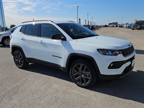 New 2026 Jeep Compass Latitude image 9