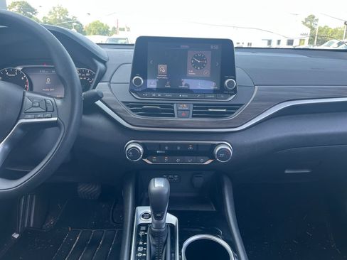 Used 2024 Nissan Altima 2.5 SV FWD image 19