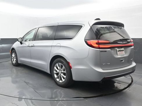 Used 2026 Chrysler Pacifica Limited FWD image 3