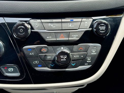 Used 2024 Chrysler Pacifica Touring-L FWD image 19