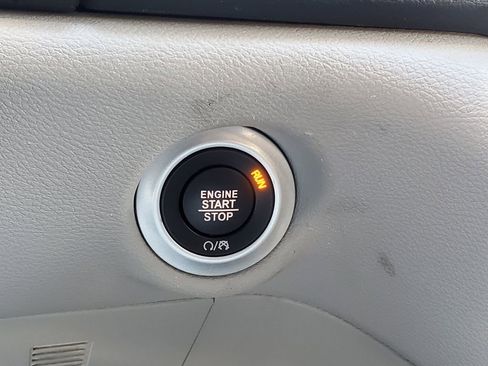 Used 2024 Chrysler Pacifica Touring-L image 23