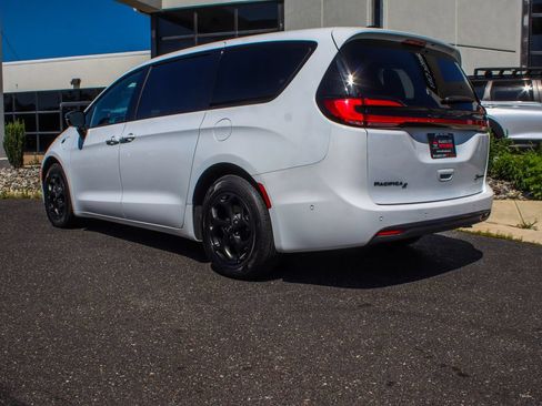 Used 2024 Chrysler Pacifica Limited FWD image 4