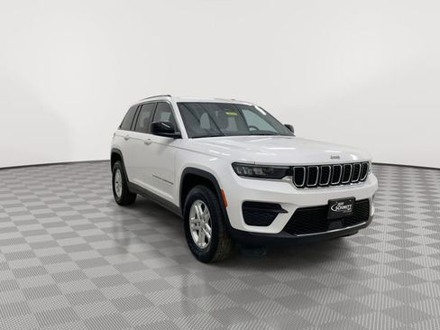 Used 2024 Jeep Grand Cherokee Laredo AWD/4WD image 2
