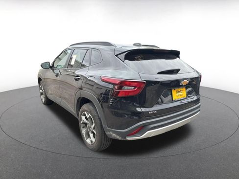 Used 2025 Chevrolet Trax LT FWD image 5