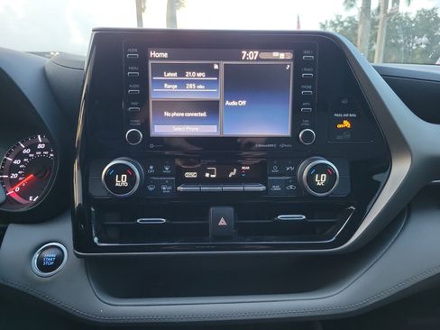 Used 2020 Toyota Highlander LE AWD/4WD image 26