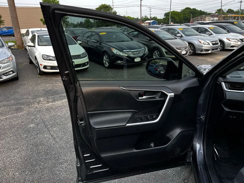 Used 2021 Toyota RAV4 XLE image 9