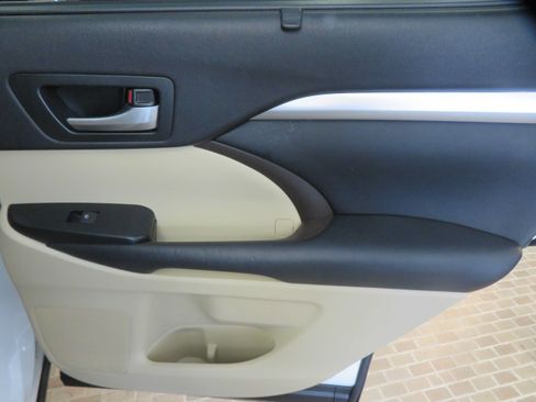 Used 2016 Toyota Highlander XLE FWD image 24