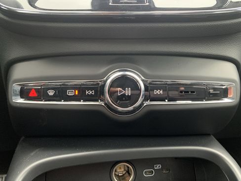 Used 2025 Volvo XC40 B5 Core image 28