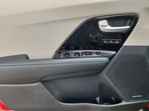 Used 2018 Kia Niro Touring FWD image 23