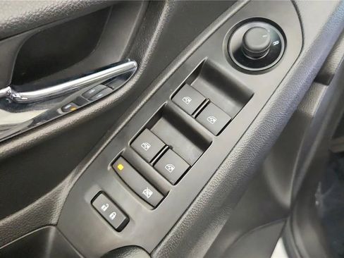 Used 2021 Chevrolet Trax LT w/ LT Convenience Package image 30