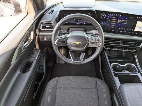 Used 2025 Chevrolet Traverse LT image 16