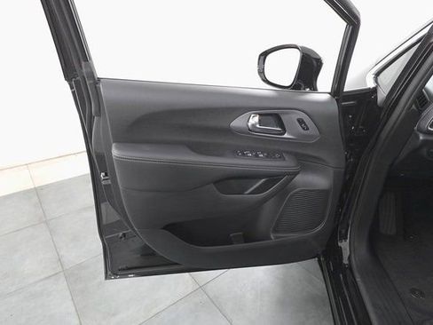 New 2026 Chrysler Pacifica Select image 8